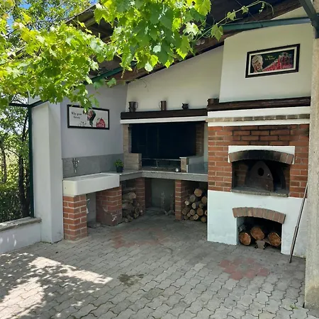 Rouge Nel Roero Country house Sanfre